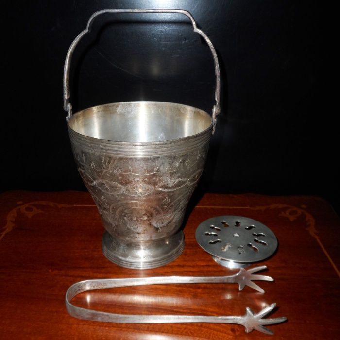 Frapieră pentru cuburi de gheață cu mâner și clește.