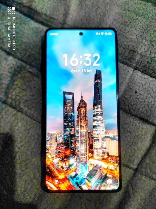 Tecno Camon 30 Xolati yangi turibdi