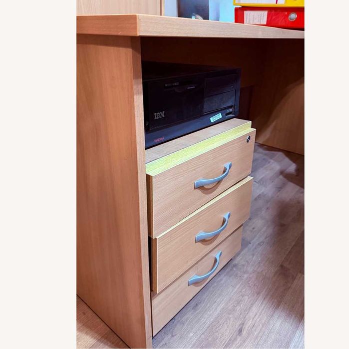 ПОДАРЯВАМ комплект офис мебели, бюра и шкафове. Всичко заедно