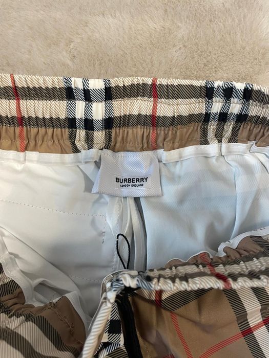 Pantaloni scurti burberry marimea M noi