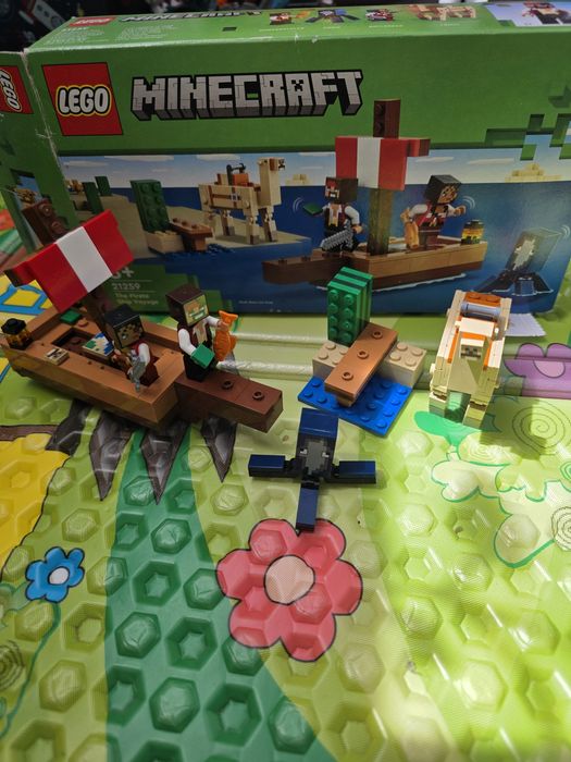 Vând LEGO Minecraft