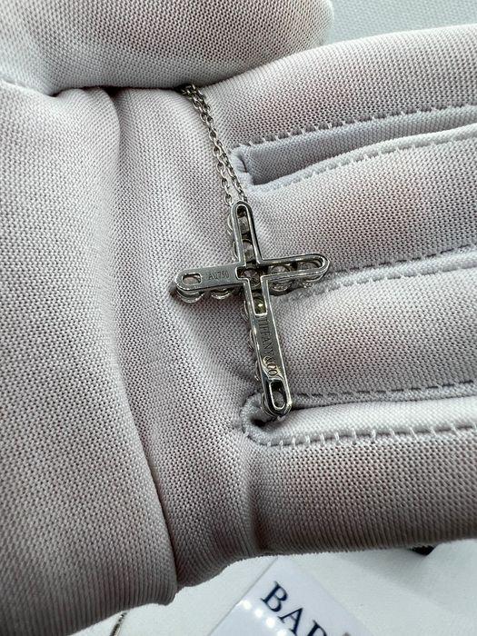 cruce cu diamante Tiffany & Co.