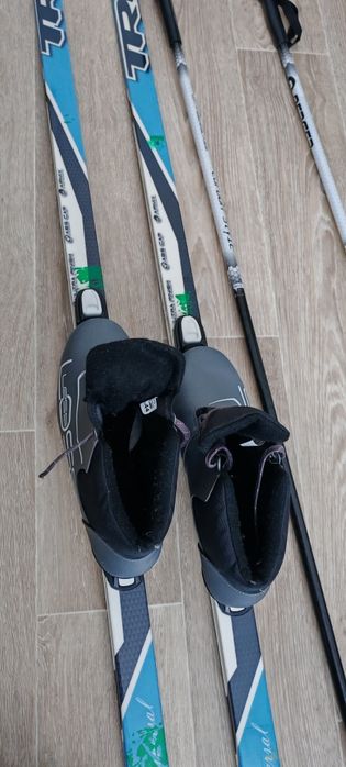 Лыжи с палками и ботинками