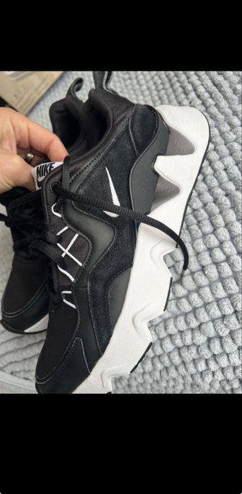 Adidasi nike.