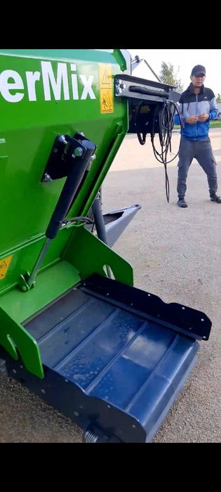 Кормораздатчик Izelmak 4 м3