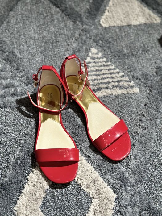 Классическме босоножки от Michael Kors