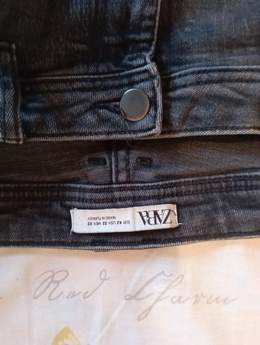 Vând blugi Zara noi
