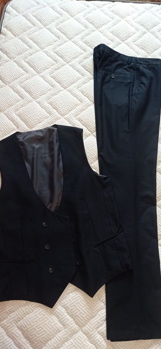 Рубашка брюки жилет куртка ботинки.