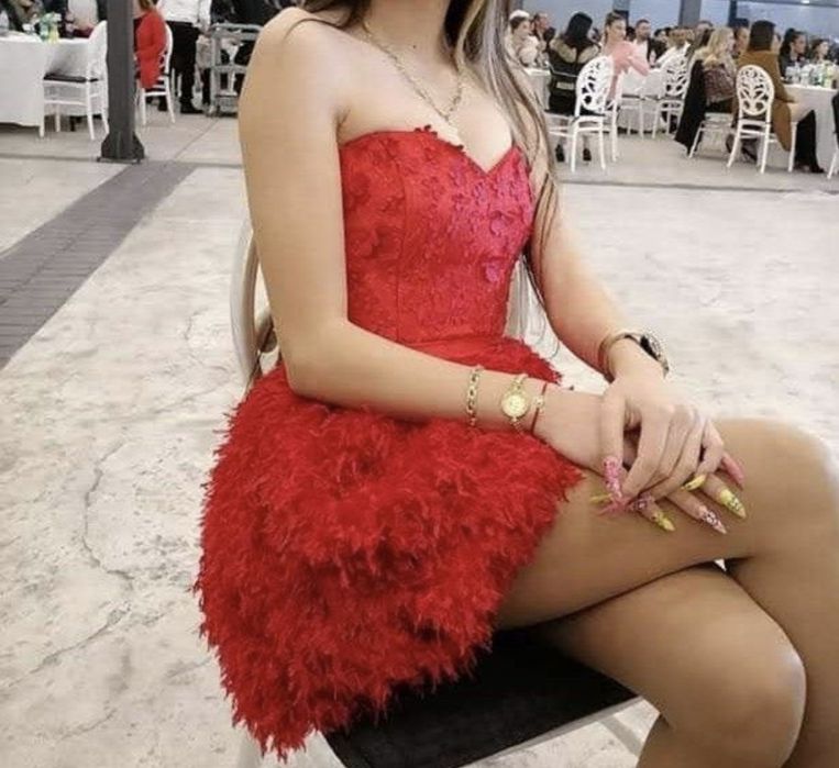 Дамска рокля с естествени пера от колекцията на мегз