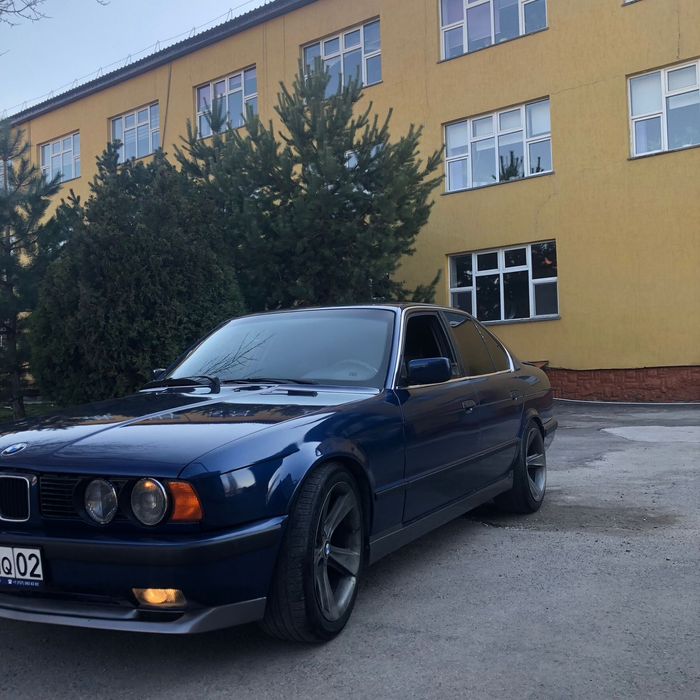 Машина BMW 34.e е