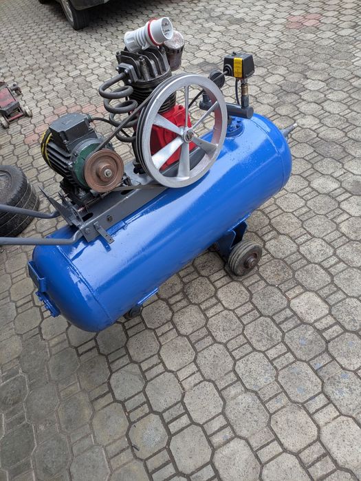 Compresor aer trifazic industrial cu pistoane