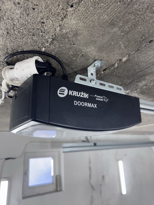 Ușă garaj din panouri sandwici- electrică