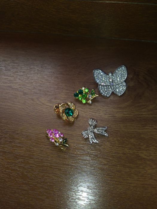 Броши с камешками украшения