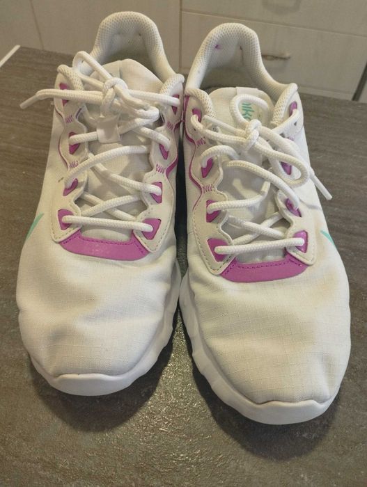 Бели дамски маратонки Nike