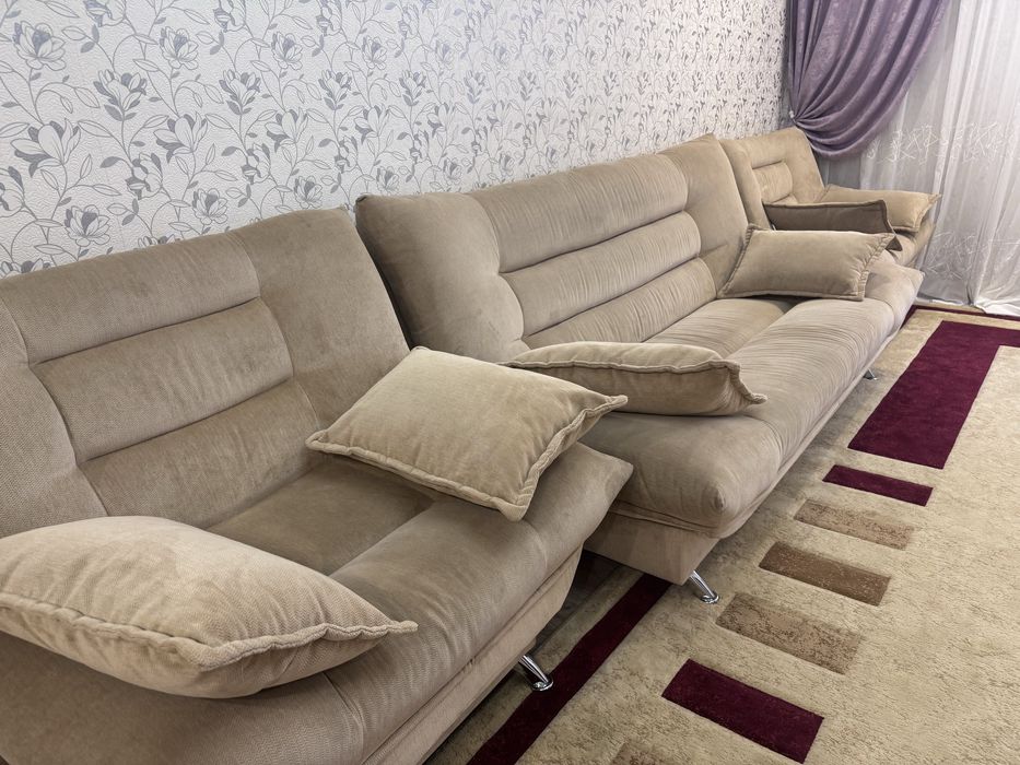 Продам диван с двумя креслами и ковер ..