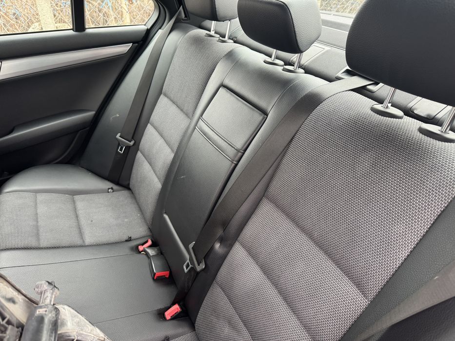Plafon negru scaune piele material interior mercedes c class w204