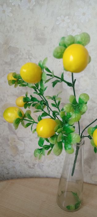 Ветка жёлтых лимонов