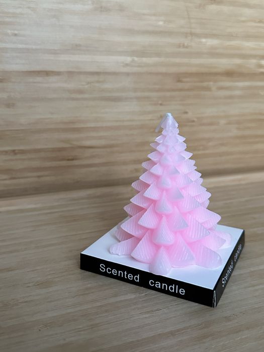 Ароматна розова свещ във формата на елхичка