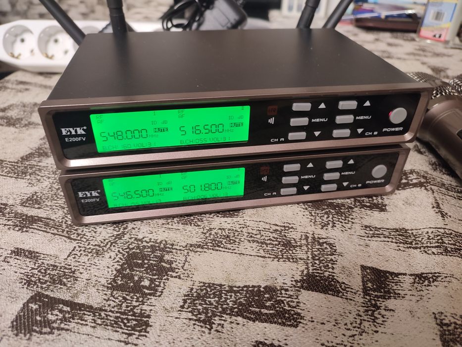 Microfoane wireless pentru repetiții cu ecou și EQ.