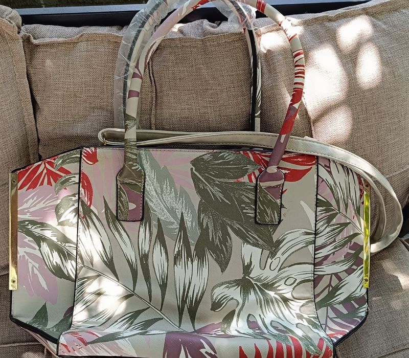 Нова голяма и свежа чанта TU