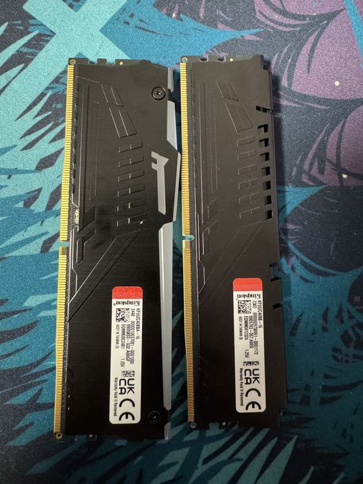 Kit 32Gb Fury Beast 2x16Gb unu cu Rgb altul fara.