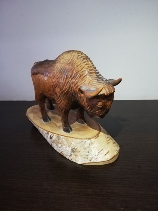 Много красива и различна статуетка на бизон. Дърво.