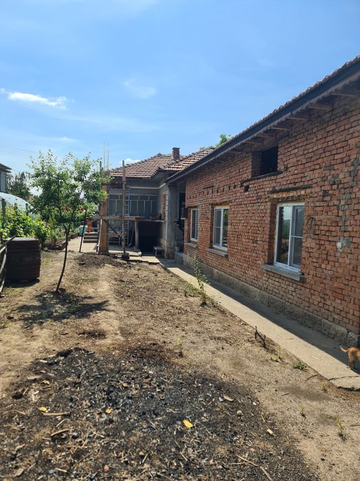 Продава къща на центъра на Две Могили