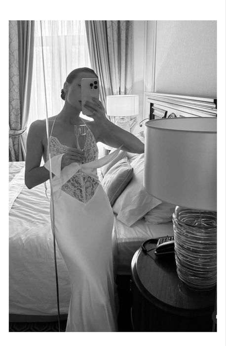 Продам белое атластные вечернее платье