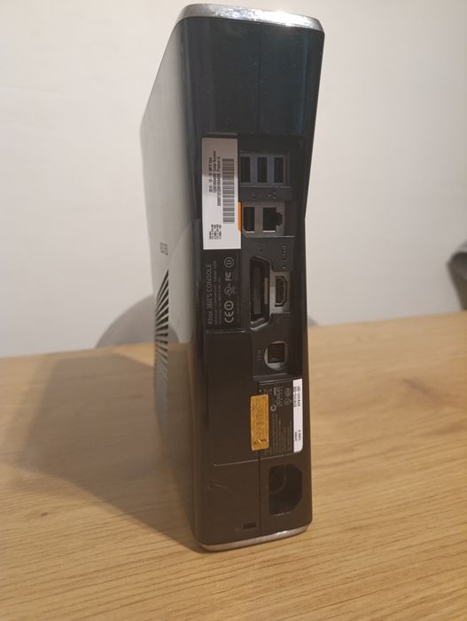Продавам XBOX 360 pro с джойстик и 210 игри