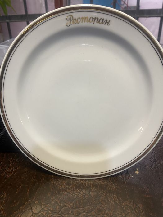 Посуда с надписю «Ресторан»