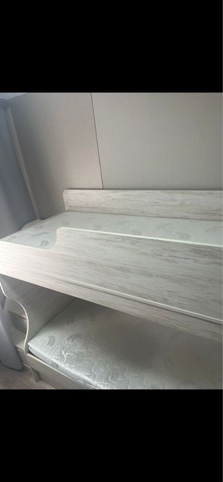 Двухъярусная кровать с матрасами