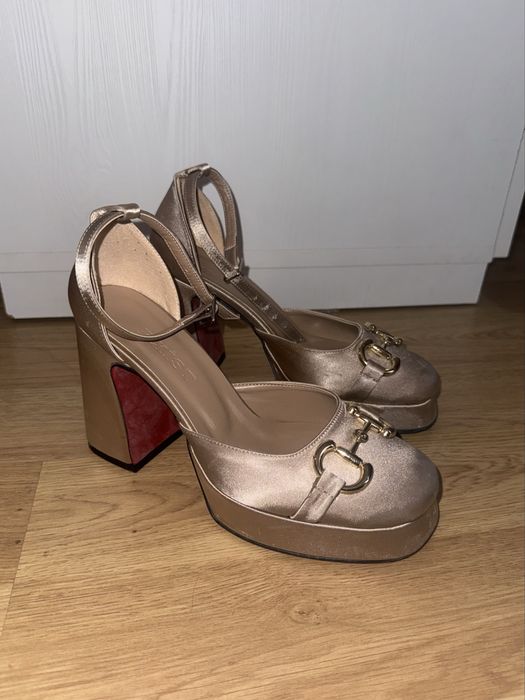 Токчета в цвят пепел от рози