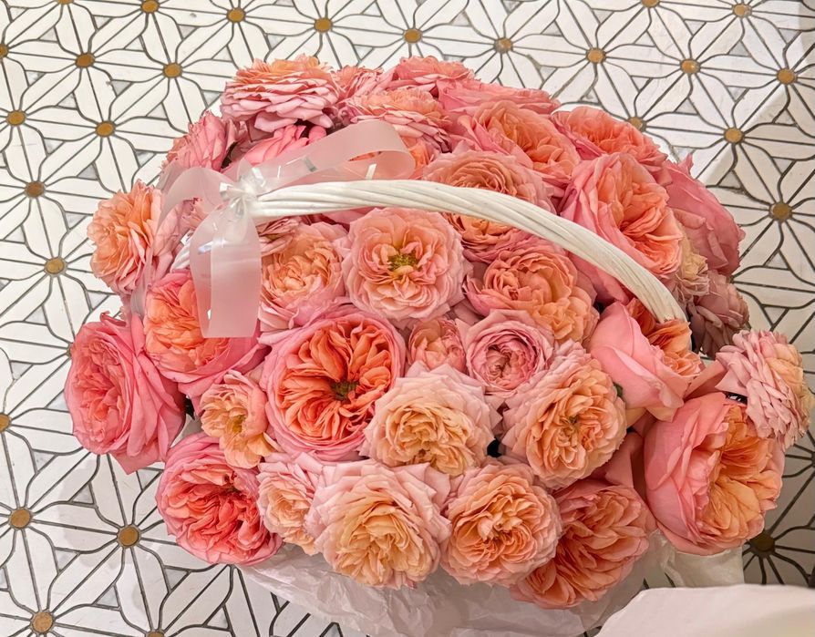 Букет цветов розы с карзинкой