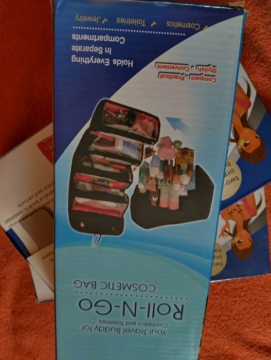 organizatoare negre vinil cu doua fețe pentru bijuterii, cercei, brățări, gablonțuri pe cuier în șifonier și o poșetă pentru cosmetice