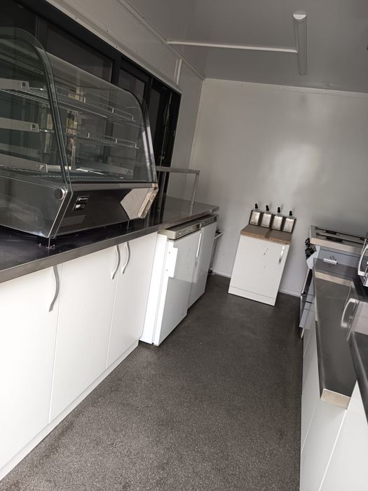 Inchriez rulota fast food cu toate autorizatiile pentru functionare