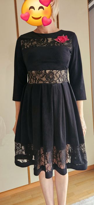 rochie neagră cu mâneci trei-sferturi, cu inserții de dantelă