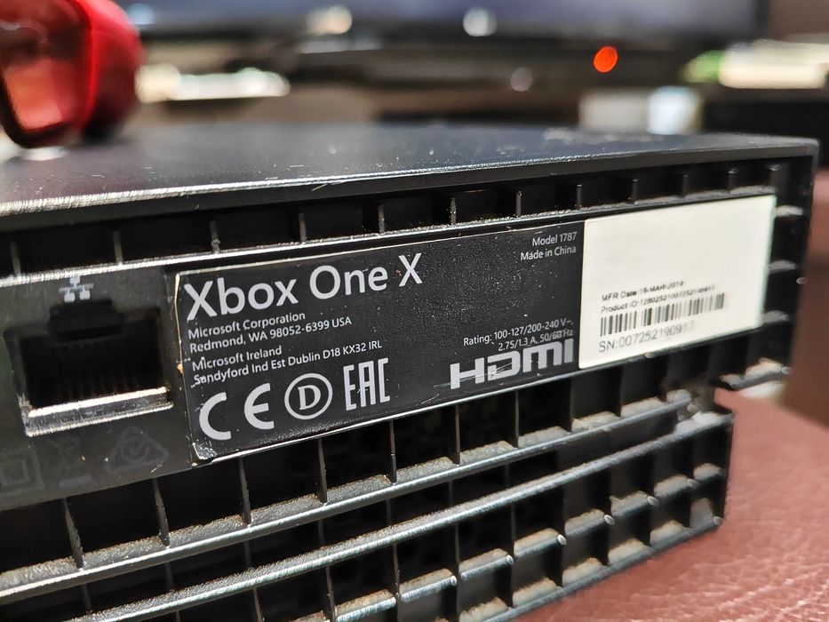 Xbox One X + 3 игри