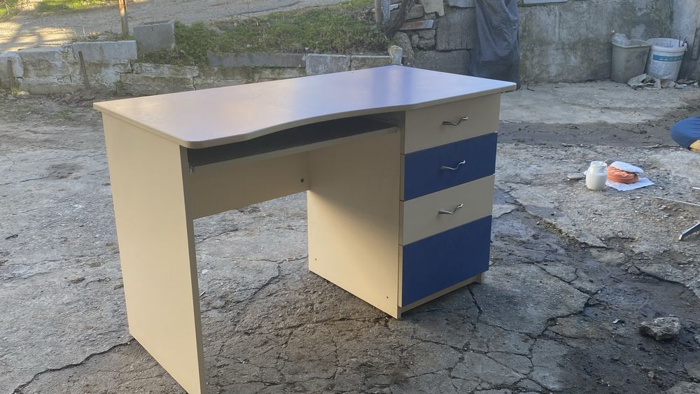 Практично компютърно/ученическо бюро с 4 чекмеджета