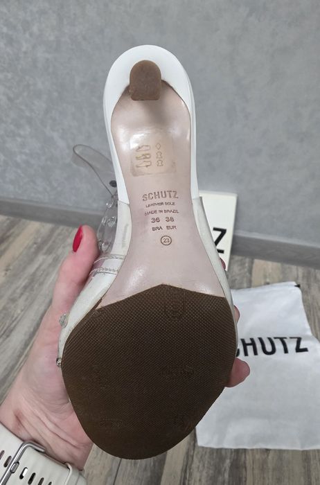 Босоножки SCHUTZ
Бразилия, прозрачные со стразами