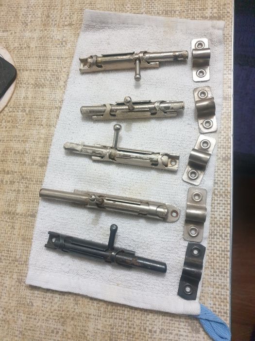 Задвижки-шпингалеты на двери.