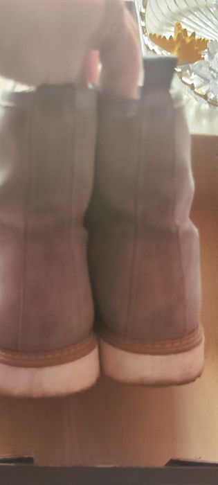 Велурени светли сиви боти с връзки и цип