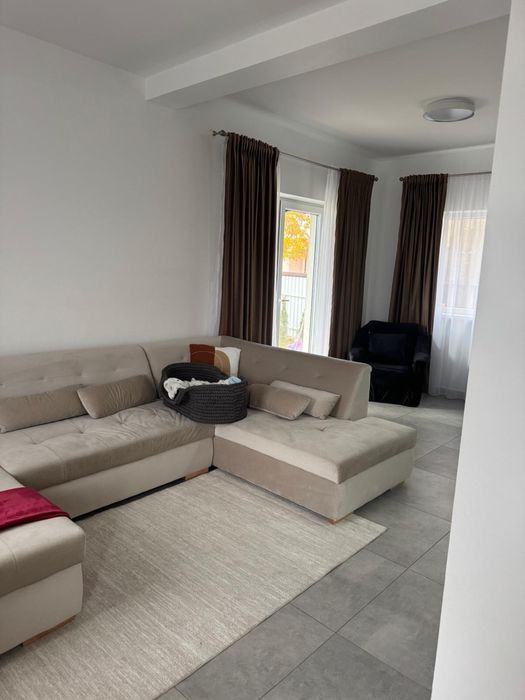 Vand canapea folosita 3 luni e ca noua. negociabil!