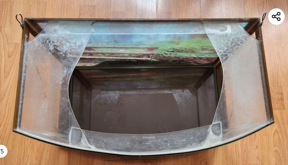 Аквариум с навесной полкой.