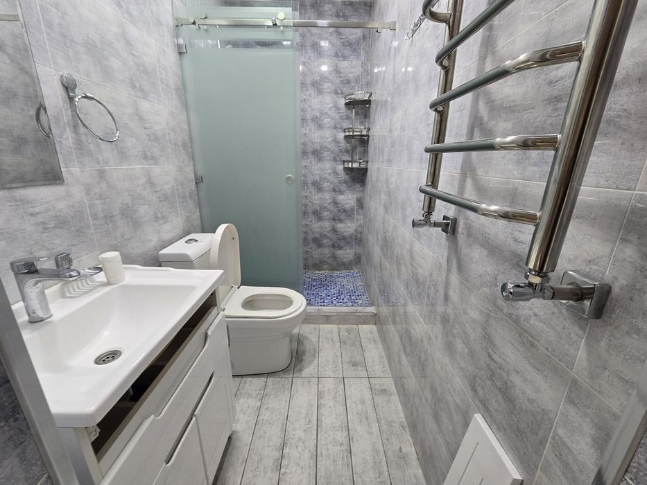 Fargona shaxqr birja oldida 3 xonaik luks uy sotiladi