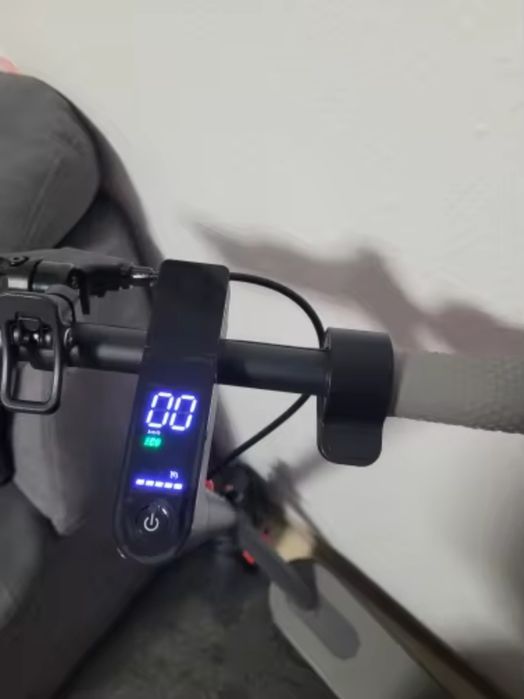 Trotinetă Electrică NOUA: Autonomie de 25 km, Pliabilă și Control prin Aplicație