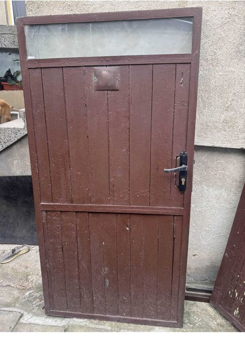 Дървена гаражна врата с входна врата