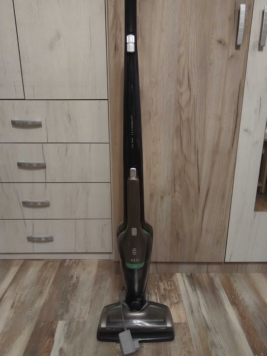 Акумолаторна прахосмукачка AEG