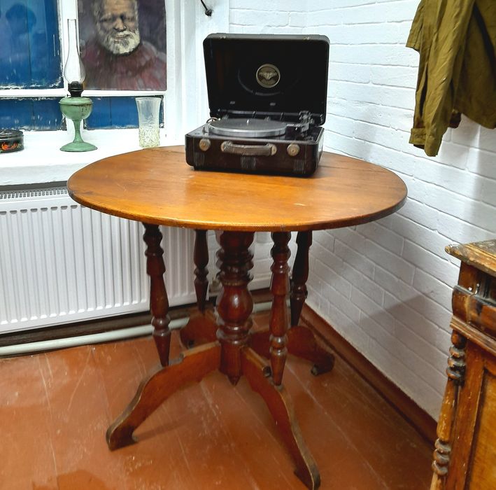 Стол деревянный эпохи СССР.