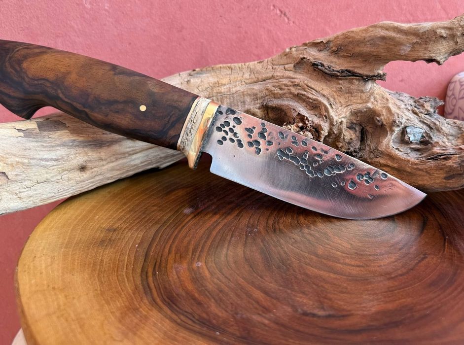 Ножът е изработен от френска стомана Т5 
Дръжката е от корен орех,кост