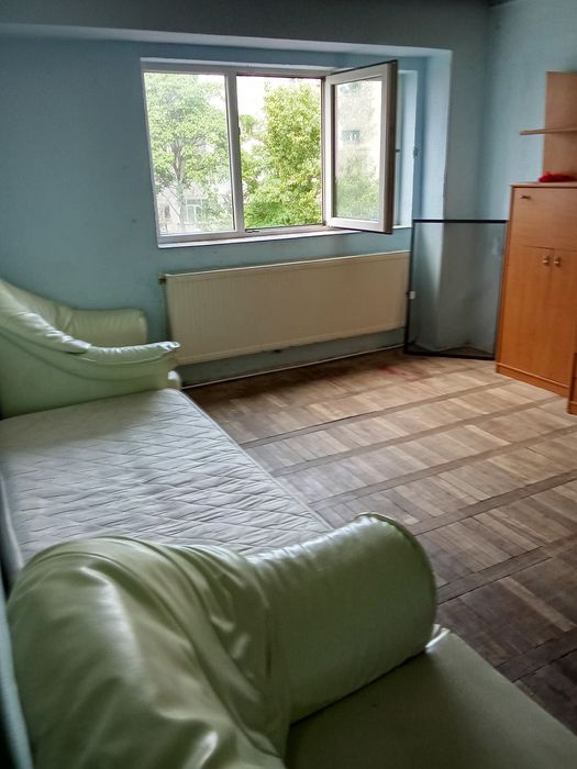 Închiriez apartament cu 3 camere
